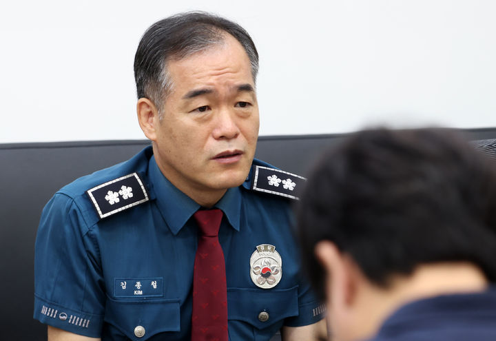 [서울=뉴시스] 경찰청장 직무대행을 맡은 김종철 신임 경찰청 차장이 2일 경남 창원시 의창구 경남경찰청에서 취재진 질문에 답하고 있다. (사진=경남경찰청 제공) 2026.09.02. photo@newsis.com *재판매 및 DB 금지