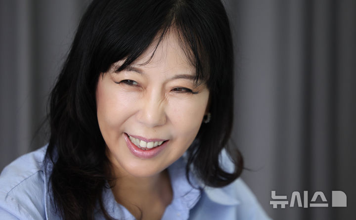 [서울=뉴시스] 김명년 기자 = 송현옥 극단 물결 대표가 지난 2일 서울 용산구 서울파트너스하우스에서 뉴시스와 인터뷰를 하고 있다. 오세훈 서울시장의 배우자인 송 대표가 연출을 맡은 연극 '의자 고치는 여인'이 9월 18일부터 20일까지 서울 광진구 나루아트센터 대공연장에서 공연한다. 프랑스 문학의 거장 기드 모파상의 동명 단편 소설을 원작으로, 한평생 한 남자만을 향해 조건 없는 헌신을 바친 여인의 55년에 걸친 삶을 그린다. 2026.09.04. kmn@newsis.com