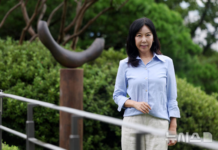 [서울=뉴시스] 김명년 기자 = 송현옥 극단 물결 대표가 지난 2일 서울 용산구 서울파트너스하우스에서 뉴시스와의 인터뷰에 앞서 포즈를 취하고 있다. 오세훈 서울시장의 배우자인 송 대표가 연출을 맡은 연극 '의자 고치는 여인'이 9월 18일부터 20일까지 서울 광진구 나루아트센터 대공연장에서 공연한다. 프랑스 문학의 거장 기드 모파상의 동명 단편 소설을 원작으로, 한평생 한 남자만을 향해 조건 없는 헌신을 바친 여인의 55년에 걸친 삶을 그린다. 2026.09.04. kmn@newsis.com