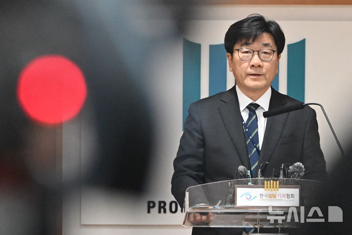 [전남광주=뉴시스] 이영주 기자 = 신태훈 광주지검 차장검사가 2일 오후 전남광주 동구 광주지검 중회의실에서 장윤기 사건 관련 경찰관 수사에 대한 브리핑에 참석해 발표하고 있다. 2026.09.02. leeyj2578@newsis.com