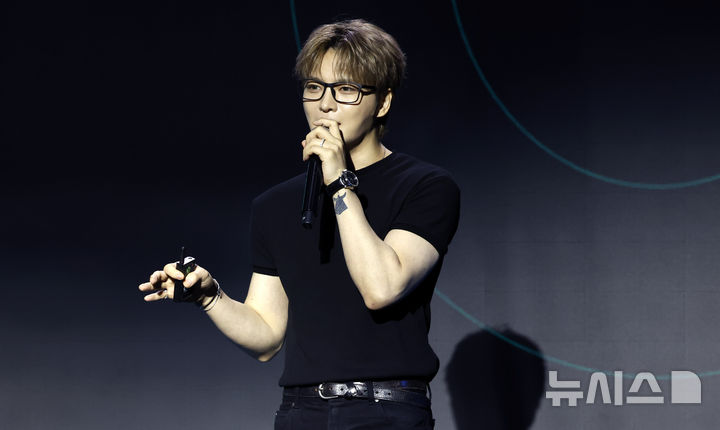 [서울=뉴시스] 김혜진 기자 = 가수 겸 김재중 인코드 대표가 2일 오후 서울 마포구 큐브컨벤션센터에서 열린 2026년 글로벌 뮤직 페어에서 기조강연을 하고 있다. 2026.09.02. jini@newsis.com