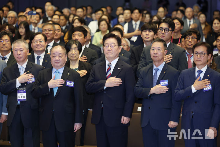 [인천=뉴시스] 김진아 기자= 이재명 대통령이 2일 인천 인스파이어 리조트에서 열린 제22기 민주평통 미주지역 회의 평화공존 정책 대화에서 국민의례를 하고 있다. 왼쪽부터 강준화 뉴욕 운영위원, 강창일 수석부의장, 이 대통령, 이재수 미주 부의장, 김형률 애틀란타 운영위원. 2026.09.02. bluesoda@newsis.com