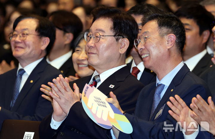 [인천=뉴시스] 김진아 기자= 이재명 대통령과 이재수(오른쪽) 미주 부의장이 2일 인천 인스파이어 리조트에서 열린 제22기 민주평통 미주지역 회의 평화공존 정책 대화에서 박수를 치고 있다. 2026.09.02. bluesoda@newsis.com