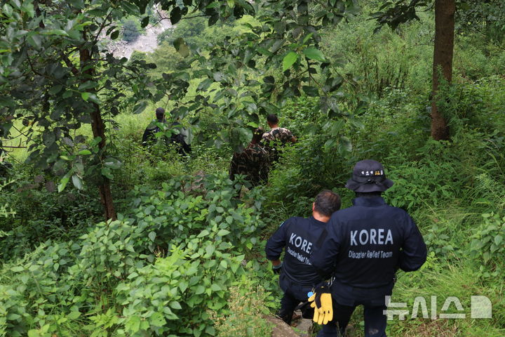 [라수와(네팔)=뉴시스] 고승민 기자 = 육로 수색에 나선 정부 합동 신속대응팀 대원들이 2일(현지시간) 네팔 라수와 그랑지역 마을을 지나 수력발전소로 향하고 있다. 2026.09.02. kkssmm99@newsis.com