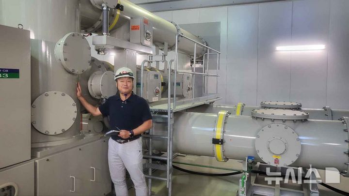 [나주=뉴시스] 나주 금천변전소 가스 절연 개폐 장치 [나주=뉴시스] 한국전력공사 변전 업무 담당자가 2일 나주혁신도시 무인 거점 변전소인 금천디지털변전소 내 가스 절연 개폐 장치 작동 원리를 설명하고 있다. 2026.09.02. lcw@newsis.com