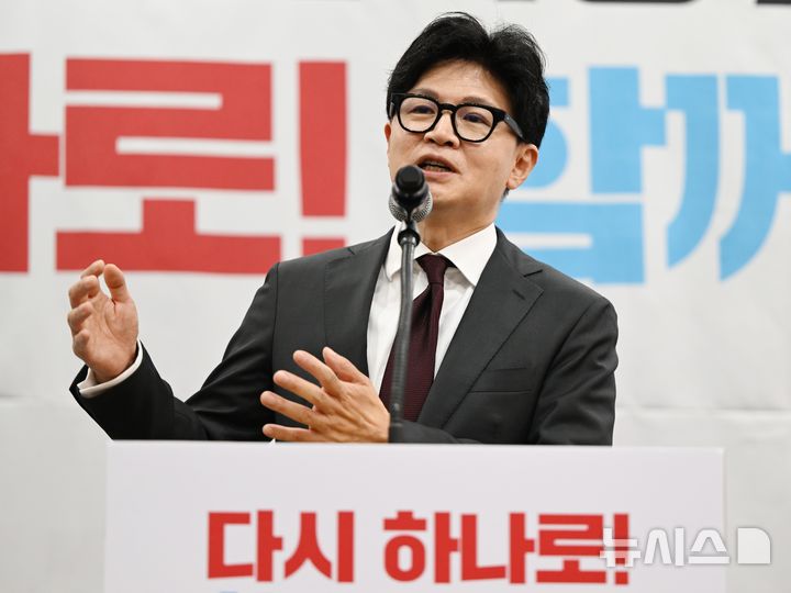 [전남광주=뉴시스] 이현행 기자 = 한동훈 무소속 국회의원(부산 북구갑)이 2일 오후 전남광주 서구 홀리데이인호텔에서 국민의힘 김화진 전남광주통합특별시당 위원장 취임식에 참석해 축사하고 있다. 2026.09.02. lhh@newsis.com