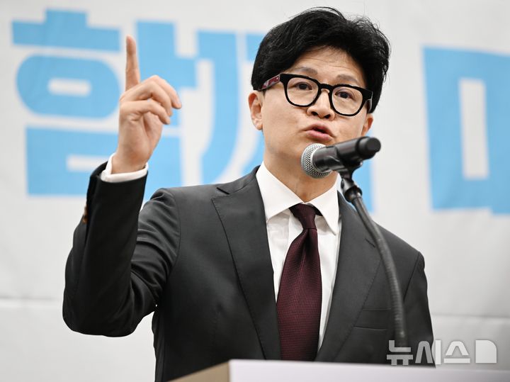 [전남광주=뉴시스] 이현행 기자 = 한동훈 무소속 국회의원(부산 북구갑)이 2일 오후 전남광주 서구 홀리데이인호텔에서 국민의힘 김화진 전남광주통합특별시당 위원장 취임식에 참석해 축사하고 있다. 2026.09.02. lhh@newsis.com