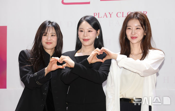 [서울=뉴시스] 김명년 기자 = 배우 최강희, 리사, 장희진이 2일 서울 종로구 이음아트홀에서 열린 연극 '클로저' 제작발표회에서 포즈를 취하고 있다. 2026.09.02. kmn@newsis.com