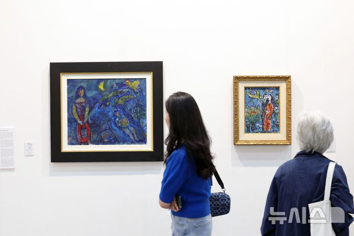 [서울=뉴시스] 박진희 기자 = '키아프 서울(Kiaf SEOUL)' 아트페어가 개막한 2일 서울 강남구 코엑스 아트오브월드갤러리 전시장을 찾은 관람객이 마르크 샤갈의 작품을 감상하고 있다.2026.09.00. pak7130@newsis.com