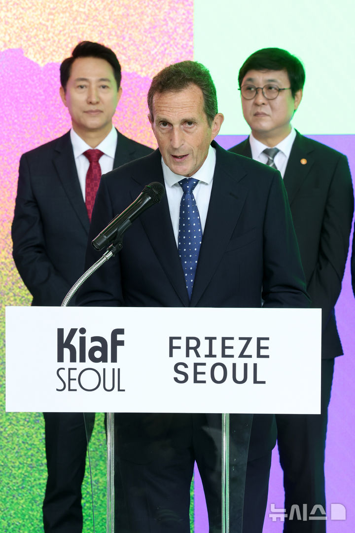 [서울=뉴시스] 박진희 기자 = 사이먼 폭스 프리즈 CEO가 2일 서울 강남구 코엑스에서 열린 '키아프 서울·프리즈 서울' 개막식에 참석하여 인사말을 하고 있다. 2026.09.00. pak7130@newsis.com