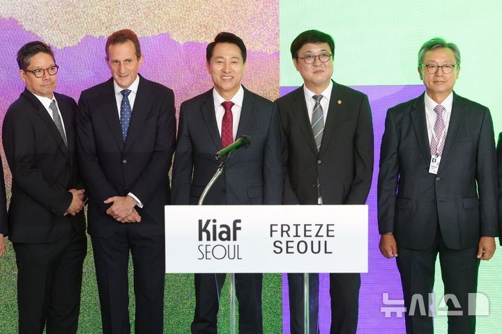 [서울=뉴시스] 박진희 기자 = 패트릭 리 프리즈 서울 디렉터, 사이먼 폭스 프리즈 CEO, 오세훈 서울시장, 이성훈 키아프 서울 운영위원장, 최휘영 문화체육관광부 장관이 2일 서울 강남구 코엑스에서 '키아프 서울·프리즈 서울' 개막식을 하고 있다. 2026.09.02. pak7130@newsis.com