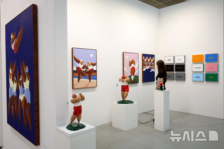 [서울=뉴시스] 박진희 기자 = '키아프 서울(Kiaf SEOUL)' 아트페어가 개막한 2일 서울 강남구 코엑스 두리 아트스페이스 전시장을 찾은 관람객이 전시 작품을 감상하고 있다.2026.09.00. pak7130@newsis.com