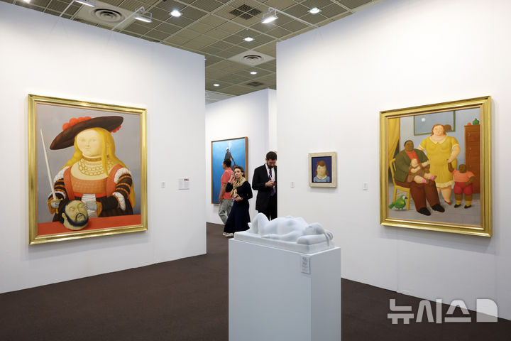 [서울=뉴시스] 박진희 기자 = '키아프 서울(Kiaf SEOUL)' 아트페어가 개막한 2일 서울 강남구 코엑스 아트오브월드갤러리 전시장을 찾은 관람객이 페르난도 보테로 작품을 감상하고 있다. 2026.09.00. pak7130@newsis.com