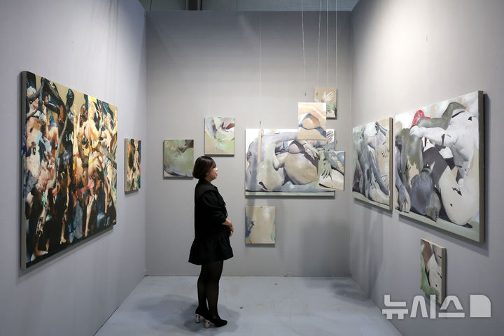 [서울=뉴시스] 박진희 기자 = '키아프 서울(Kiaf SEOUL)' 아트페어가 개막한 2일 서울 강남구 코엑스 초이앤초이갤러리 전시장을 찾은 관람객이 작품을 감상하고 있다.2026.09.00. pak7130@newsis.com