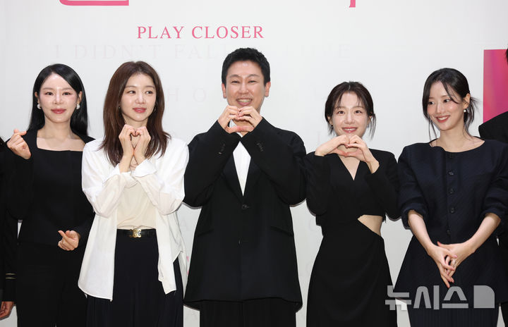 [서울=뉴시스] 김명년 기자 = 김지호(가운데) 연극 클로저 연출이 2일 서울 종로구 이음아트홀에서 열린 제작발표회에서 포즈를 취하고 있다. 2026.09.02. kmn@newsis.com
