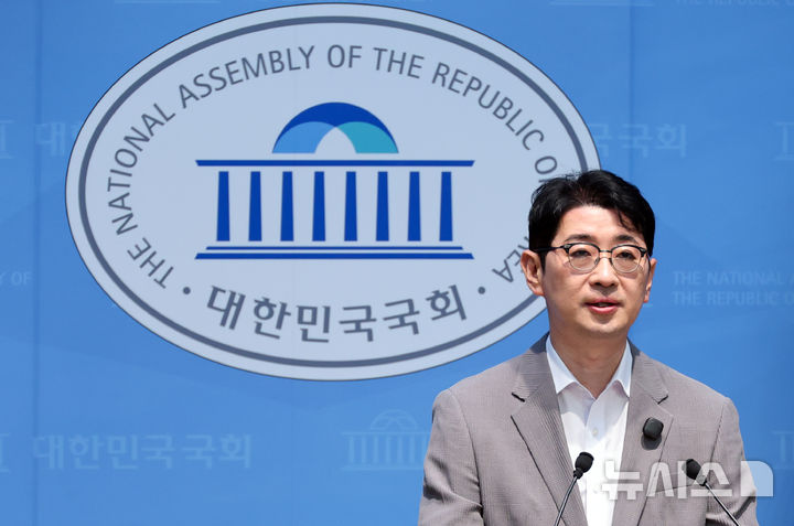 [서울=뉴시스] 최진석 기자 = 주진우 국민의힘 의원이 지난 2일 여의도 국회 소통관에서 김성수 대법관 후보자의 강남 아파트 전세 관련 특혜 의혹 기자회견을 하고 있다. 2026.09.02. myjs@newsis.com
