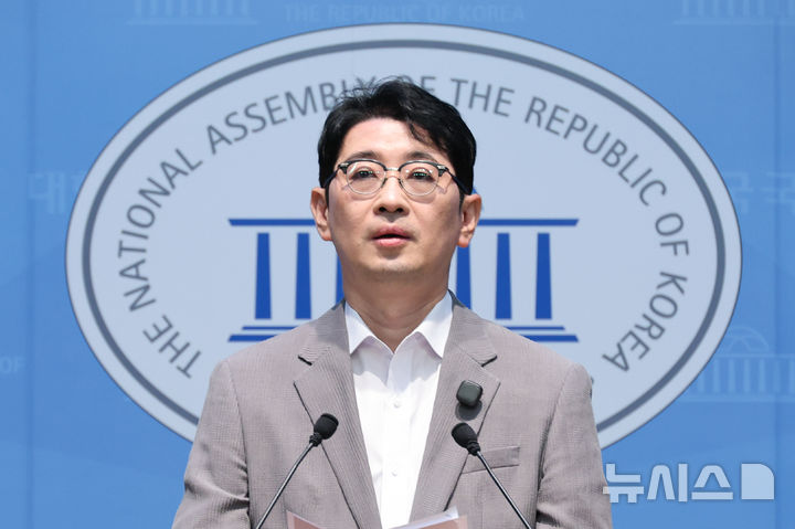 [서울=뉴시스] 최진석 기자 = 주진우 국민의힘 의원이 2일 여의도 국회 소통관에서 김성수 대법관 후보자의 강남 아파트 전세 관련 특혜 의혹 기자회견을 하고 있다. 2026.09.02. myjs@newsis.com