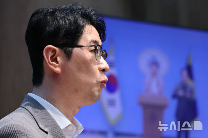 [서울=뉴시스] 최진석 기자 = 주진우 국민의힘 의원이 2일 여의도 국회 소통관에서 김성수 대법관 후보자의 강남 아파트 전세 관련 특혜 의혹 기자회견을 하고 있다. 2026.09.02. myjs@newsis.com