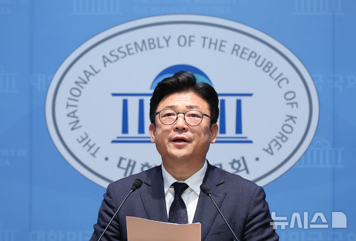 [서울=뉴시스] 최진석 기자 = 국회 행정안전위원회 야당 간사인 강명구 국민의힘 의원이 2일 여의도 국회 소통관에서 경찰청장 공석사태 규탄 및 임명촉구 기자회견을 하고 있다. 2026.09.02. myjs@newsis.com