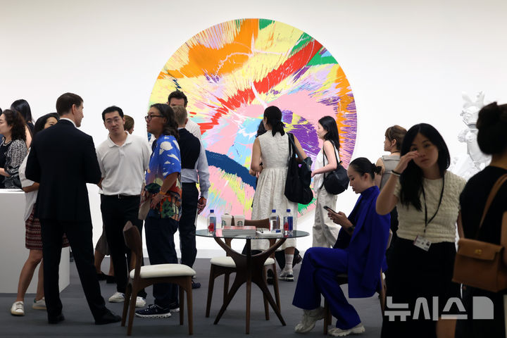 [서울=뉴시스] 박진희 기자 = ‘프리즈 서울(FRIEZE SEOUL)'이 개막한 2일 서울 강남구 코엑스 가고시안 전시장을 찾은 관람객들이 영국 현대미술가 데이미언 허스트의 작품을 감상하고 있다. 2026.09.02. pak7130@newsis.com