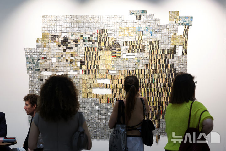 [서울=뉴시스] 박진희 기자 = ‘프리즈 서울(FRIEZE SEOUL)'이 개막한 2일 서울 강남구 코엑스 화이트 규브 전시장을 찾은 관람객이 작품을 감상하고 있다.2026.09.02. pak7130@newsis.com