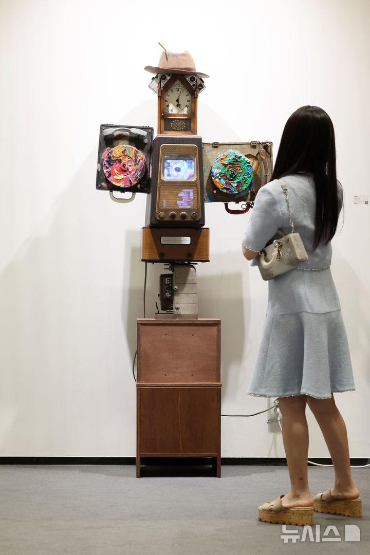 [서울=뉴시스] 박진희 기자 = ‘프리즈 서울(FRIEZE SEOUL)'이 개막한 2일 서울 강남구 코엑스 학고재 전시장을 찾은 관람객이 백남준의 작품을 감상하고 있다.2026.09.02. pak7130@newsis.com