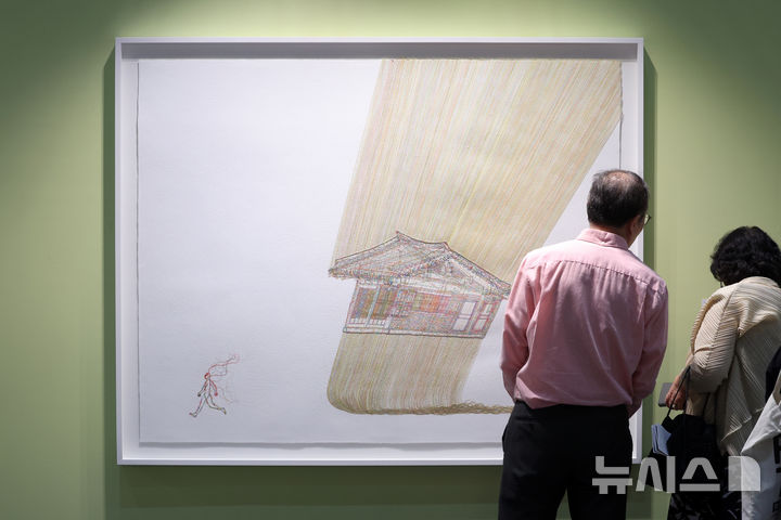 [서울=뉴시스] 박진희 기자 = ‘프리즈 서울(FRIEZE SEOUL)'이 개막한 2일 서울 강남구 코엑스 STPI 전시장을 찾은 관람객이 서도호의 작품을 감상하고 있다. 2026.09.02. pak7130@newsis.com