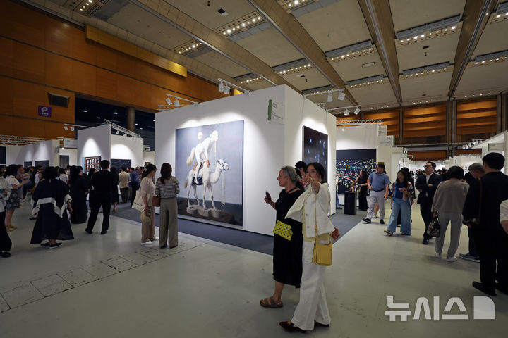 [서울=뉴시스] 박진희 기자 = ‘프리즈 서울(FRIEZE SEOUL)'이 개막한 2일 서울 강남구 코엑스 프리즈 서울 전시장을 찾은 관람객이 작품을 감상하고 있다.2026.09.02. pak7130@newsis.com