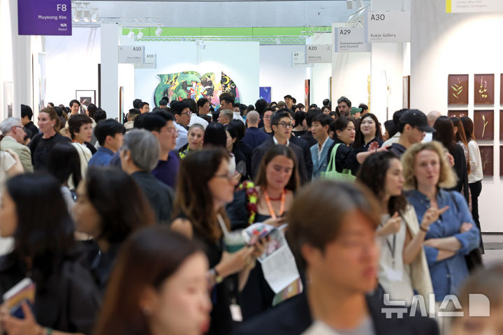 [서울=뉴시스] 박진희 기자 = ‘프리즈 서울(FRIEZE SEOUL)'이 개막한 2일 서울 강남구 코엑스 프리즈서울 전시장을 찾은 관람객이 작품을 감상하고 있다. 2026.09.02. pak7130@newsis.com
