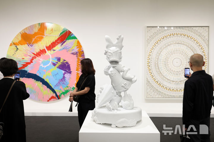 [서울=뉴시스] 박진희 기자 = ‘프리즈 서울(FRIEZE SEOUL)'이 개막한 2일 서울 강남구 코엑스 가고시안 전시장을 찾은 관람객들이 영국 현대미술가 데이미언 허스트의 작품을 감상하고 있다. 2026.09.02. pak7130@newsis.com