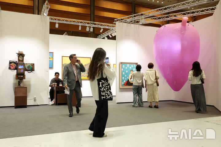 [서울=뉴시스] 박진희 기자 = ‘프리즈 서울(FRIEZE SEOUL)'이 개막한 2일 서울 강남구 코엑스 학고재 전시장을 찾은 관람객이 작품을 감상하고 있다.2026.09.02. pak7130@newsis.com