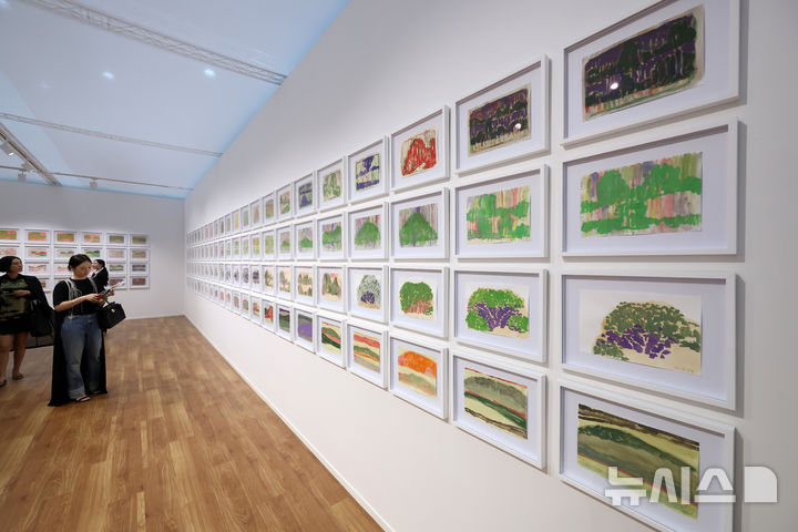 [서울=뉴시스] 박진희 기자 = ‘프리즈 서울(FRIEZE SEOUL)'이 개막한 2일 서울 강남구 코엑스 신세계 라운지를 찾은 관람객이 폴 콕스의 'Diary' 연작을 감상하고 있다. 2026.09.02. pak7130@newsis.com