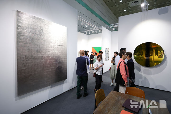 [서울=뉴시스] 박진희 기자 = ‘프리즈 서울(FRIEZE SEOUL)'이 개막한 2일 서울 강남구 코엑스 국제걀러리 전시장을 찾은 관람객이 작품을 감상하고 있다.2026.09.02. pak7130@newsis.com