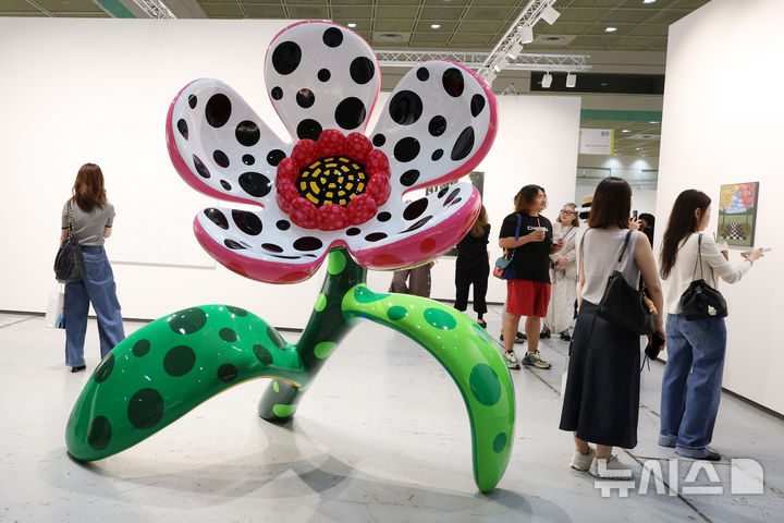[서울=뉴시스] 박진희 기자 = ‘프리즈 서울(FRIEZE SEOUL)'이 개막한 2일 서울 강남구 코엑스 데이비드 즈워너 전시장을 찾은 관람객이 쿠사마 야요이 작품을 감상하고 있다. 2026.09.02. pak7130@newsis.com
