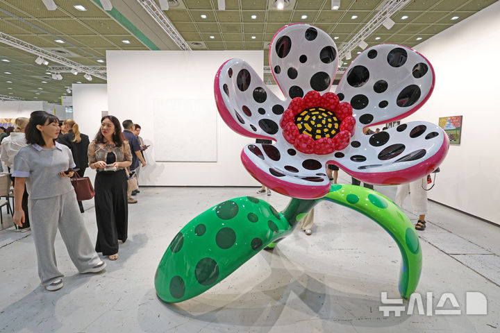 [서울=뉴시스] 박진희 기자 = ‘프리즈 서울(FRIEZE SEOUL)'이 개막한 2일 서울 강남구 코엑스 데이비드 즈워너 전시장을 찾은 관람객이 쿠사마 야요이 작품을 감상하고 있다. 2026.09.02. pak7130@newsis.com