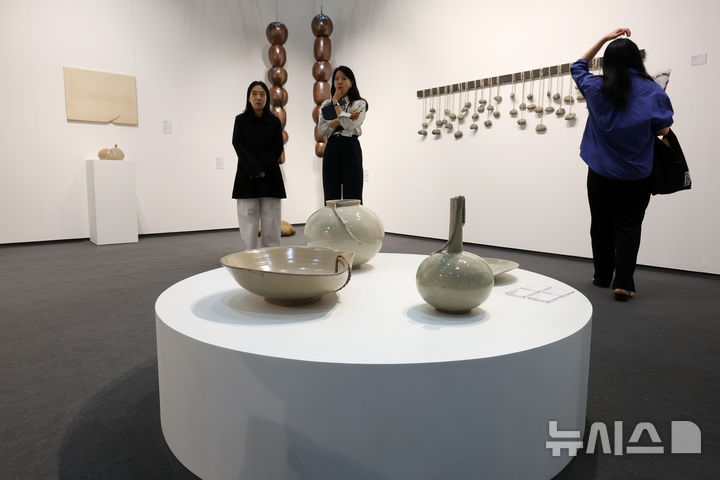 [서울=뉴시스] 박진희 기자 = ‘프리즈 서울(FRIEZE SEOUL)'이 개막한 2일 서울 강남구 코엑스 갤러리현대 전시장을 찾은 관람객이 작품을 감상하고 있다. 2026.09.02. pak7130@newsis.com