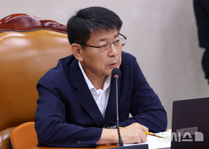 [서울=뉴시스] 고범준 기자 = 서삼석 국회 농림축산식품해양수산위원회 위원장이 2일 서울 여의도 국회에서 열린 농림축산식품해양수산위원회 전체회의에서 발언하고 있다. 2026.09.02. bjko@newsis.com