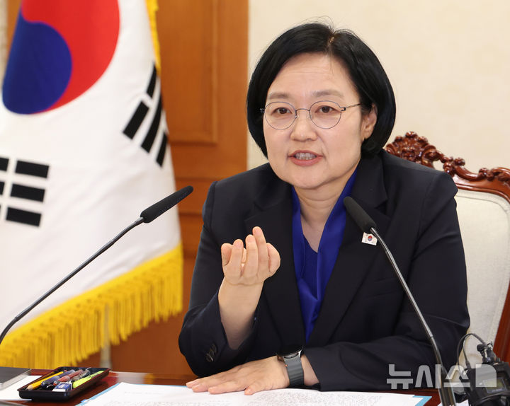 [서울=뉴시스] 조수정 기자 = 한성숙 국무총리가 2일 오후 서울 종로구 정부서울청사에서 열린 AI 행정혁신 우수공직자 간담회를 주재하고 있다. 2026.09.02. chocrystal@newsis.com