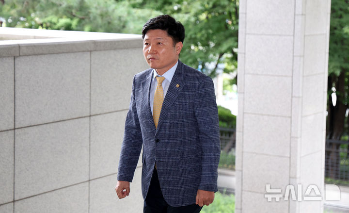 [서울=뉴시스] 김선웅 기자 = 국회 외교통일위원회 여당 간사 홍기원 더불어민주당 의원이 2일 서울 종로구 외교부 청사에 네팔 상황 확인 차 방문하고 있다. 2026.09.02. mangusta@newsis.com