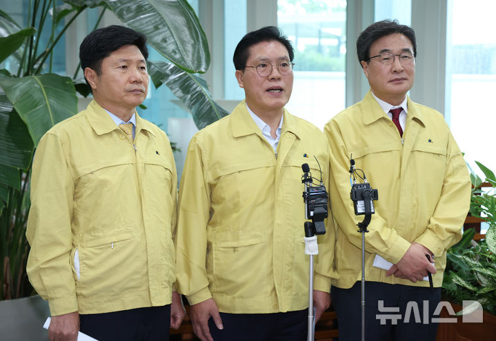 [서울=뉴시스] 조수정 기자 = 국회 외교통일위원회 위원장인 송석준 국민의힘 의원과 여당 간사인 홍기원(왼쪽) 더불어민주당 의원, 야당 간사인 김대식(오른쪽) 국민의힘 의원이 2일 오후 서울 종로구 외교부에서 김진아 외교부 2차관의 네팔 대홍수 대응상황 관련 브리핑을 받은 뒤 취재진에게 내용을 설명하고 있다. 2026.09.02. chocrystal@newsis.com