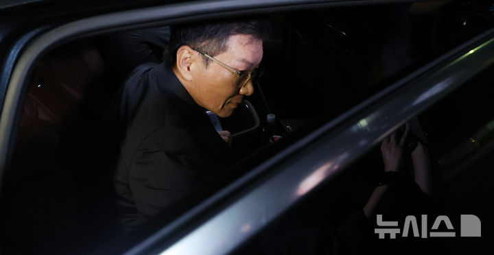 [서울=뉴시스] 박주성 기자 = 홍명보 전 축구 국가대표팀 감독 선임 과정에 부당하게 개입했다는 의혹을 받는 정몽규 전 대한축구협회 회장이 2일 서울경찰청 광역수사단 금융범죄수사대에 출석해 조사를 받은 후 귀가하고 있다. 2026.09.02. park7691@newsis.com