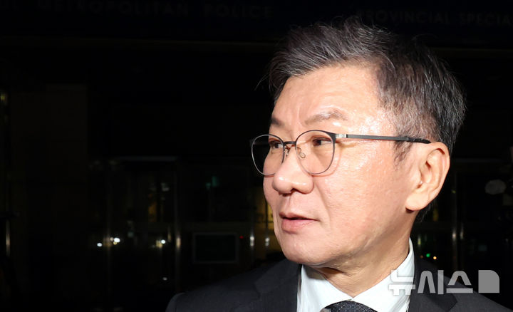 [서울=뉴시스] 박주성 기자 = 홍명보 전 축구 국가대표팀 감독 선임 과정에 부당하게 개입했다는 의혹을 받는 정몽규 전 대한축구협회 회장이 2일 서울경찰청 광역수사단 금융범죄수사대에 출석해 조사를 받은 후 귀가하고 있다. 2026.09.02. park7691@newsis.com