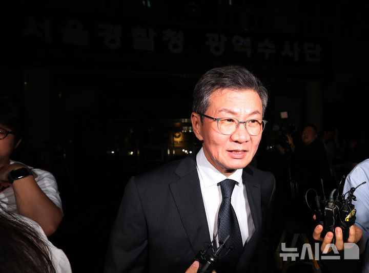 [서울=뉴시스] 박주성 기자 = 홍명보 전 축구 국가대표팀 감독 선임 과정에 부당하게 개입했다는 의혹을 받는 정몽규 전 대한축구협회 회장이 2일 서울경찰청 광역수사단 금융범죄수사대에 출석해 조사를 받은 후 귀가하며 취재진의 질문을 받고 있다. 2026.09.02. park7691@newsis.com