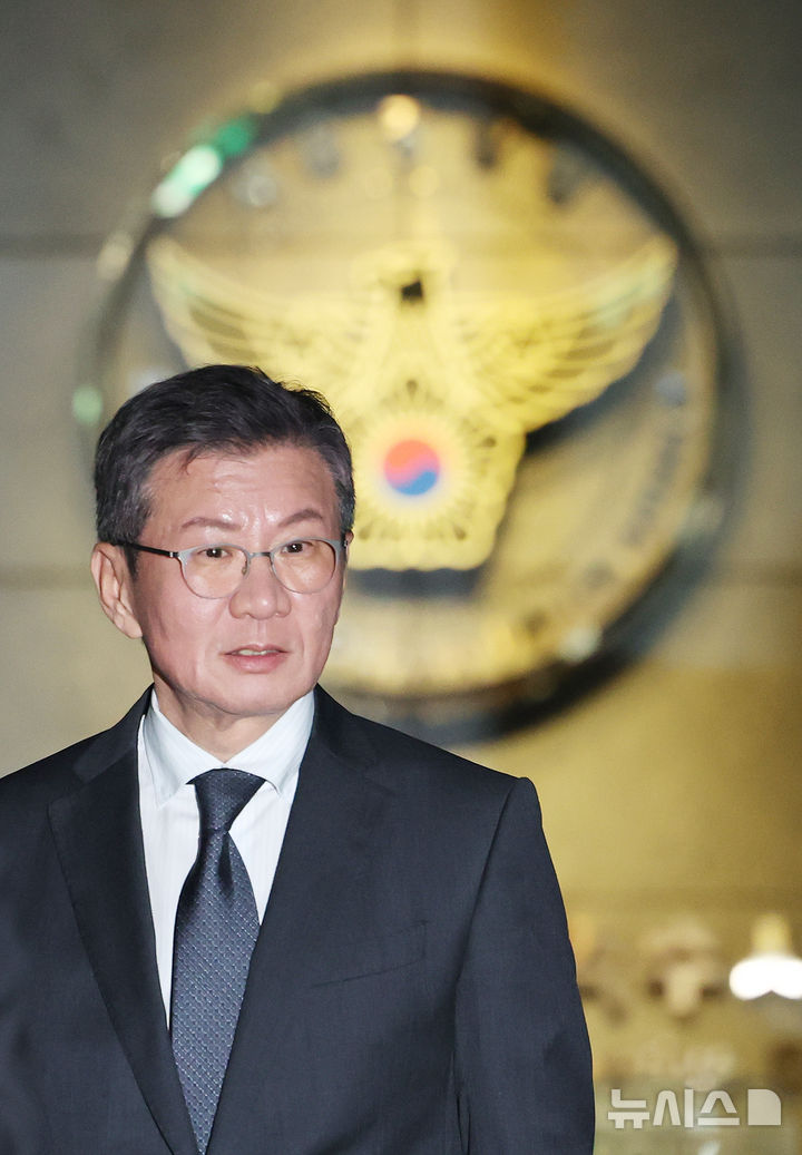 [서울=뉴시스] 박주성 기자 = 홍명보 전 축구 국가대표팀 감독 선임 과정에 부당하게 개입했다는 의혹을 받는 정몽규 전 대한축구협회 회장이 2일 서울경찰청 광역수사단 금융범죄수사대에 출석해 조사를 받은 후 귀가하고 있다. 2026.09.02. park7691@newsis.com