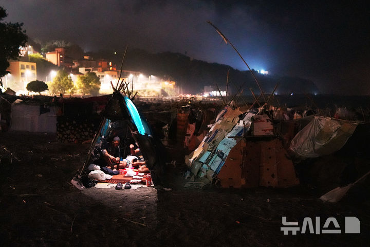 [세우타=AP/뉴시스] 2일(현지 시간) 스페인령 세우타의 엘 트람폴린 해변에서 이주민들이 텐트 안에 머물고 있다. 2026.09.03.