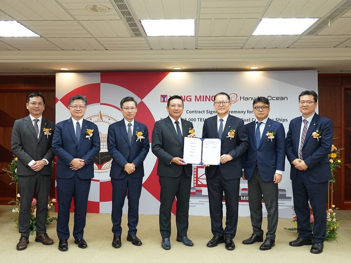 [서울=뉴시스] 대만 현지에서 한화오션 김희철 대표이사(오른쪽 세번째)와 양밍해운 차이 펑밍 회장(오른쪽 네번째)을 비롯한 양사 관계자들이 계약식을 마친 뒤 기념촬영을 하고 있다. (사진=한화오션 제공) 2026.09.03 photo@newsis.com&nbsp; *재판매 및 DB 금지