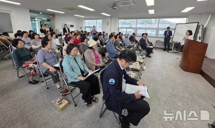 [서울=뉴시스] 충남 보령시 외연도에서 지난 2일 열린 공영항로 섬 주민 간담회 전경 .