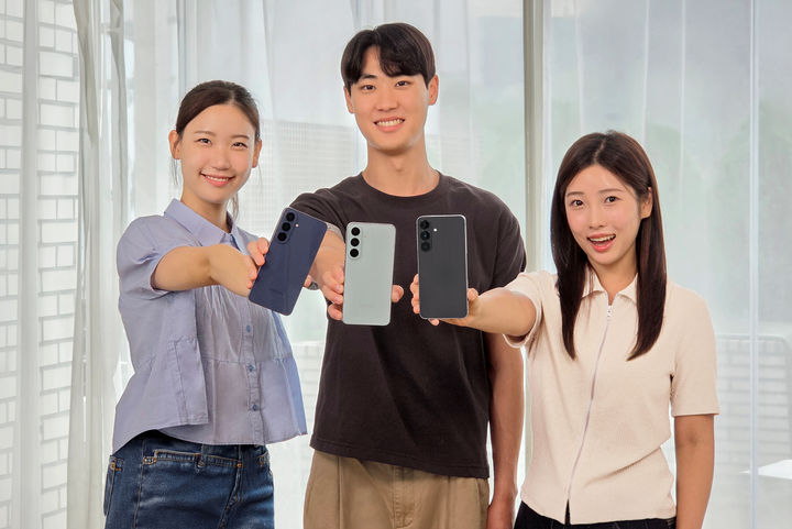 삼성전자는 갤럭시 S26 FE를 블루베리·그라파이트·피스타치오 등 3가지 색상으로 선보인다고 3일 밝혔다. 제품은 전국 삼성스토어와 삼성닷컴, 이동통신사 온·오프라인 매장 등에서 구매할 수 있다. (사진=삼성전자 제공) *재판매 및 DB 금지