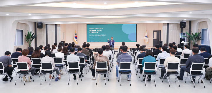삼척시는 지난 2일 시청 본관 4층 대회의실에서 소속 공직자들을 대상으로 ‘2026년 하반기 공직자 반부패·청렴교육’을 실시하고 있다.(사진=삼척시 제공) *재판매 및 DB 금지