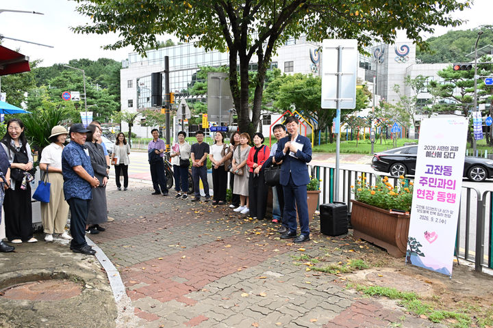[안산=뉴시스] 이민근 경기 안산시장(사진 오른쪽 첫 번째)이 2일 단원구 고잔동에서 시민들과 생활불편 현장을 살피고 있다. (사진=안산시 제공) 2026.09.03. photo@newsis.com *재판매 및 DB 금지
